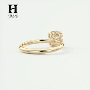 Bague de fiançailles de luxe en or jaune 18 carats avec diamant taille Asscher et diamant solitaire taille émeraude carrée cultivé en laboratoire pour femme - Product Image 3