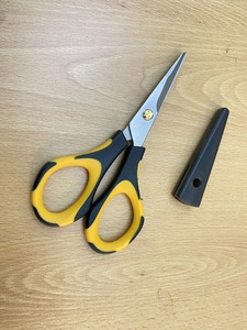 Tijeras Kwang Hsieh de doble filo, con mango amarillo y negro, de acero inoxidable. - Product Image 1
