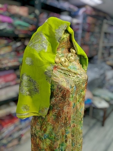 Dirac Fransawi vert lime perlé avec sequins et châle doré |   Vêtements de mariage somaliens de luxe - Product Image 2