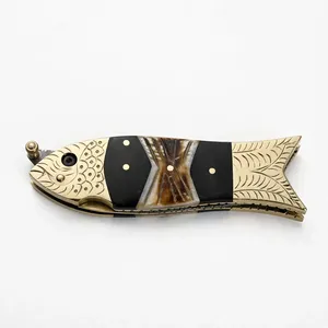 Couteau pliant décoratif avec manche noir-brun, poignées gravées dorées et lame à motifs, idéal pour les voyages en plein air et la collection - Product Image 4