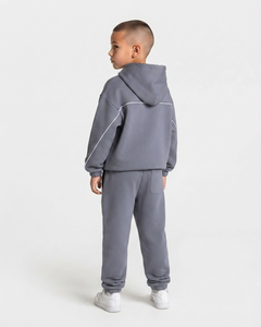 Conjunto Deportivo Personalizado para Niños en Gris Grafito con Líneas en Contraste, Sudadera con Capucha de Felpa de Algodón Suave y Transpirable y Pantalones Deportivos de Pierna Ancha, Fabricante OEM - Product Image 2