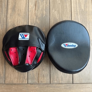 Guantes de Boxeo Curvos Profesionales Negros, Almohadillas de Entrenamiento de Cuero Ligeras con Correa de Muñeca Ajustable - Product Image 1