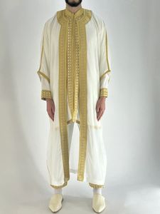 Thobe blanc brodé anti-plis élégant pour homme, à manches longues, col montant, longueur ras du sol, en coton, tenue de prière style Moyen-Orient - Product Image 1