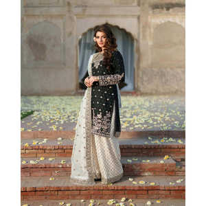 Haut en mousseline de soie de créateur avec pantalon palazzo et dupatta, orné de motifs Moti rivetés - Product Image 3