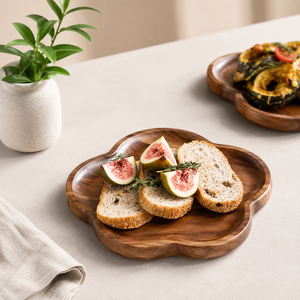 Plateau de service en bois rustique avec un design en forme de fleur organique, parfait pour servir du pain, des fruits, des apéritifs, des collations - Product Image 2