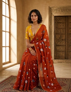 Sari en Chanderi brodé KV Festive Bloom avec blouse non cousue - Product Image 4