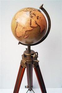 Globe terrestre vintage en métal sur trépied en laiton, ornement décoratif rotatif pour la maison ou le bureau - Product Image 3