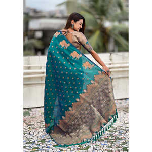 ผ้าไหมสีเขียวเนื้อนุ่มทอแบบดูอัลซารี ยี่ห้ออีลิท วีฟส์ พร้อมผ้าพันคอหรูหราลายแนนดี น้ำหนัก 700 กรัม - Product Image 4