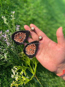 Pendientes de tuerca de cuero hechos a mano, pendientes bohemios de cuero genuino personalizados, joyería hecha a mano de alta calidad pintada a mano para mujeres occidentales - Product Image 2