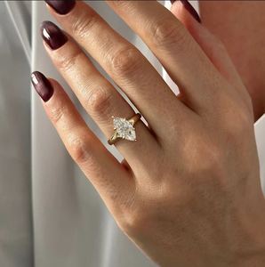 Anillo de Compromiso y Boda con Diamante Cultivado en Laboratorio de Corte Marquesa de 1.0 Quilates, Chapado en Oro de 14K, Joyería de Lujo para Mujer - Product Image 2