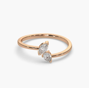 Anillo de compromiso con diamante de corte marquesa cultivado en laboratorio, banda bifurcada, laterales con diamantes pavé, diseño moderno y elegante, piedra central. - Product Image 1