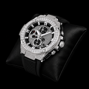 Reloj de Hombre en Tono Plateado con Correa de Goma Negra, Esfera con Piedras Brillantes, Estilo Cronógrafo, Reloj de Lujo y Moda - Product Image 1