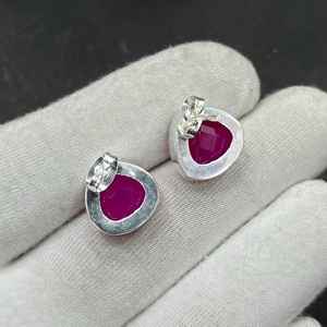 Boucles d'oreilles clous en argent plaqué or avec calcédoine rose taille rose, bijou minimaliste en forme de cœur, style bohème délicat, cadeau de fête pour elle - Product Image 4