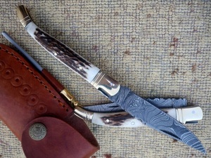 Couteau pliant artisanal en acier Damas de qualité industrielle avec manche en corne de cerf et étui en cuir pour le camping en plein air - Product Image 1