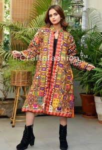 Chaqueta Larga Boho Gypsy Única en su Tipo - Talla Grande, Transpirable, con Bordado y Perlas, Estilo Tribal Vintage, Abrigo de Invierno con Parches - Product Image 2