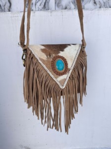 Sac bandoulière en cuir de vachette à franges, style bohème, avec pierres turquoise, sac à main élégant, petit sac très tendance - Product Image 2