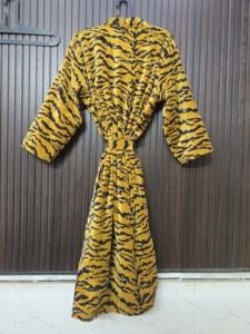 Robe longue pour femme à imprimé tigre jaune et noir, manches longues, coupe décontractée, fermeture à cordon, tissu doux, saison automne - Product Image 4