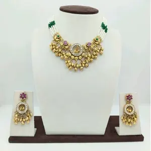 Conjunto de collar de cuentas doradas tradicionales con cuentas blancas y verdes y piedras de rubí, con aretes, joyería étnica india estilo templo. - Product Image 1