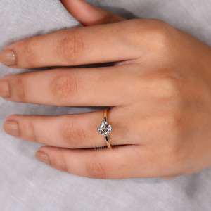 Bague de fiançailles en diamant solitaire taille Asscher de laboratoire en or massif 10 carats avec platine pour cadeau de mariage ou d'anniversaire simple - Product Image 2