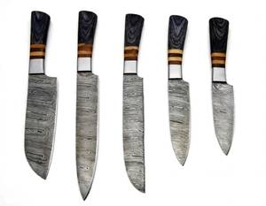 Juego de 5 utensilios de cocina artesanales de acero de Damasco de alto contraste con mango de madera negra apilado. - Product Image 4