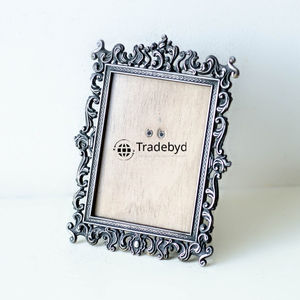 Cadre photo en métal fait main, élégant, écologique, léger, avec option de logo personnalisé pour offrir en cadeau par Tradebyd - Product Image 1