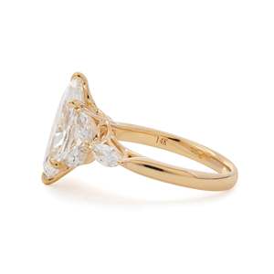 Bague de fiançailles en diamant de laboratoire taille marquise 3 carats, or jaune 14 carats, style Art Nouveau, inspirée de la nature, avec grappe de marquises - Product Image 5