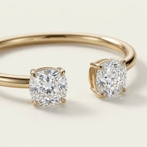 Pulsera de Diamantes de Laboratorio de Dos Piedras de 4 Quilates Cada Una, con Corte Cojín, en Oro Amarillo de 14k, Engaste de Garra y Diseño de Tubo Hueco - Product Image 2