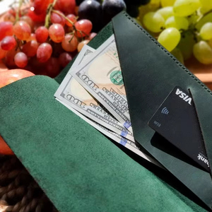 Tarjetero de Cuero Genuino Hecho a Mano, Clásico y de Lujo, con Logotipo Personalizado, Ligero y Resistente al Agua, para Restaurantes y Hoteles - Product Image 1