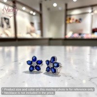 Pendientes de tuerca de oro blanco macizo de 18 quilates para mujer Sheri Jewels, estilo flor simple, con zafiro azul y diamante ovalado, engaste de garra, regalo