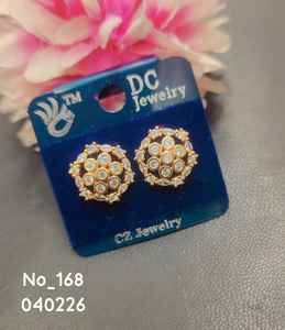 Pendientes de Acero Inoxidable Chapados en Oro con Circonitas y Diseño Geométrico |   Pendientes de Moda para Mujer para Fiestas, Bodas y Aniversarios - Product Image 3