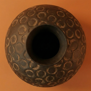 Vase à fleurs en métal artisanal moderne, finition texturée noire à fossettes, centre de table rond décoratif, unité individuelle uniquement - Product Image 5