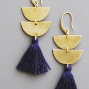 Pendientes de cuero negro y latón – Pendientes colgantes hechos a mano con detalles en latón dorado, joyería moderna minimalista, venta al por mayor - Product Image 3