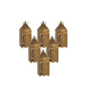 Linterna marroquí de metal para iluminación decorativa que crea patrones de sombras impresionantes y atmósferas cálidas en el interior. - Product Image 2