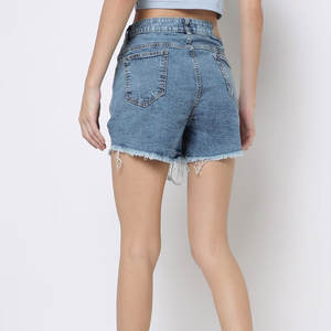 Shorts en jean noir coupe slim avec braguette boutonnée, style rétro, denim délavé et ourlet retroussé - Product Image 4