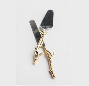Couteau à gâteau de mariage décoratif en métal avec manche lisse et lame dentelée de précision - Product Image 2