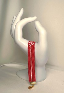 Bracelet perlé blanc avec broderie rouge 'Love', bijou fantaisie en plastique, cadeau personnalisé pour la Saint-Valentin - Product Image 2