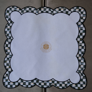 Serviette en lin à bords festonnés avec broderie délicate, offrant un style élégant pour un usage quotidien ou pour les célébrations. - Product Image 1