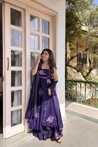 ชุดเดรสยาวปักลายดอกไม้สีม่วงแบบ Anarkali Salwar Kameez สำหรับผู้หญิง ชุดงานแต่งงานแบบปากีสถาน - Product Image 5