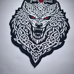 Parche Bordado de Lobo en Lona Ecológica Termoadhesiva con Diseño Celta, Ojos Rojos, Blanco y Negro, Forma Irregular, Aplique para Tela - Product Image 1