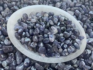 Vente en gros de gravier de cristal d'iolite poli gravé de 3-5 mm, pierre de guérison en vrac pour la décoration intérieure, thème ange, AMAYRA CRYSTALS EXPORTS - Product Image 6