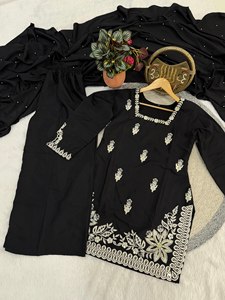 NOUVEAU DESIGNER ROMAN SILK TOP PALAZZO ET DUPATTA EN SOIE ROMAINE AVEC TRAVAIL GONFLEÉ ET GÉLÉNOUCHÉ - Product Image 5