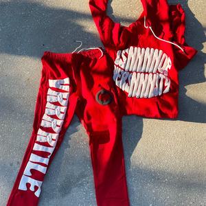 Survêtement unisexe personnalisé avec impression en relief, style streetwear, comprenant un sweat à capuche court à ourlet brut et un pantalon de survêtement évasé pour homme - Product Image 1