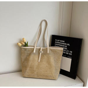 Logra un look refinado sin esfuerzo con este hermoso bolso de hilo natural, con tejido artesanal y detalles en cuero. - Product Image 3