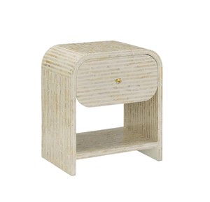 Elegante mesita de noche con mosaico de conchas blancas curvadas y diseño de estante abierto, que sirve como mesita de noche Capiz con estilo para habitaciones de hotel. - Product Image 1