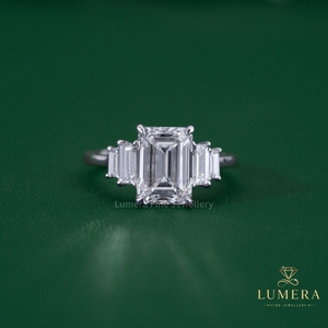 Bague de luxe en or massif avec diamant taille émeraude certifié IGI, design cinq pierres baguette latérales, diamants de laboratoire sertis à griffes - Product Image 2