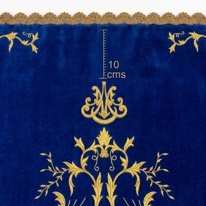 Escudo Decorativo Bordado en Terciopelo Azul con Adorno Floral Dorado y Borde Festoneado, Accesorio para Disfraz de Adulto - Product Image 4
