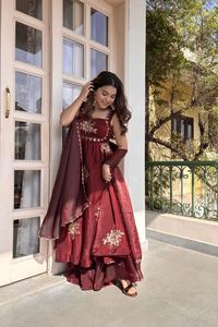 Ensemble robe Fandy en soie avec broderie de fils et micro-coton, pantalon palazzo confortable et dupatta – Vêtements indiens élégants pour femme - Product Image 5