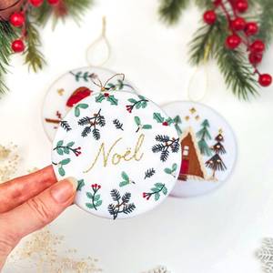 Décoration de Noël ronde de 15 cm, faite à la main, en coton brodé, colorée, durable et écologique, à suspendre à l'arbre - Product Image 4