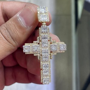 จี้กางเขนแบบกำหนดเองประดับเพชรโมอิสซาไนต์ทรงบาแกตต์ชุบทอง 14K ระดับ VVS ของขวัญสำหรับทุกเพศ เครื่องประดับฮิปฮอป - Product Image 1