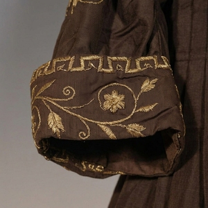 Túnica litúrgica de terciopelo marrón con bordado dorado de diseño personalizado, vestimenta floral hecha a mano para iglesia - Product Image 3